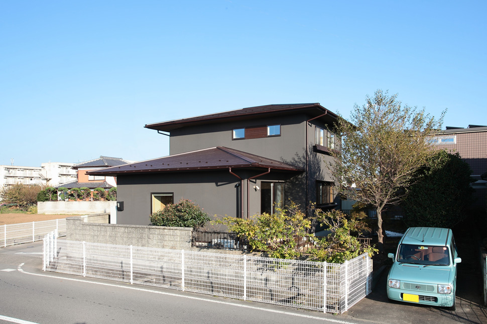 S様邸　南の庭を臨むキッチン
