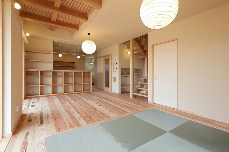 N様邸　リビングに集う無垢の家