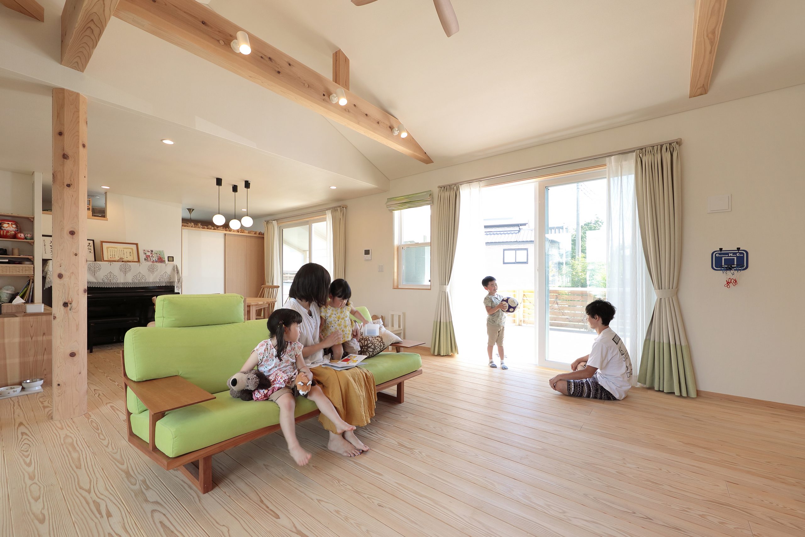 親戚が集う大きなリビングを備えたかわいい家（K様邸）