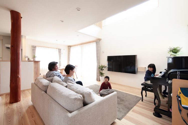 T様邸　降り注ぐ光のリビングの家
