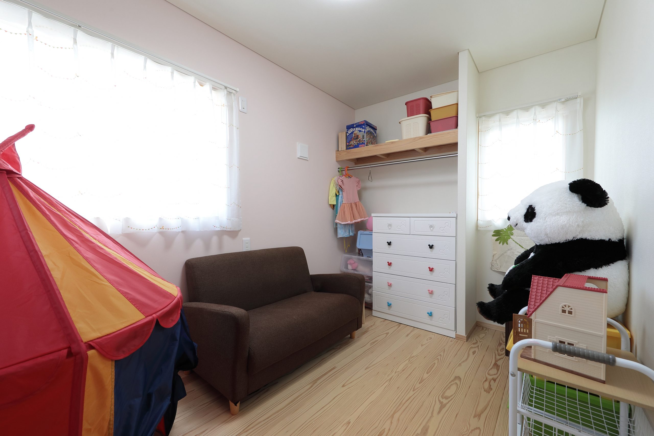 親戚が集う大きなリビングを備えたかわいい家（K様邸）