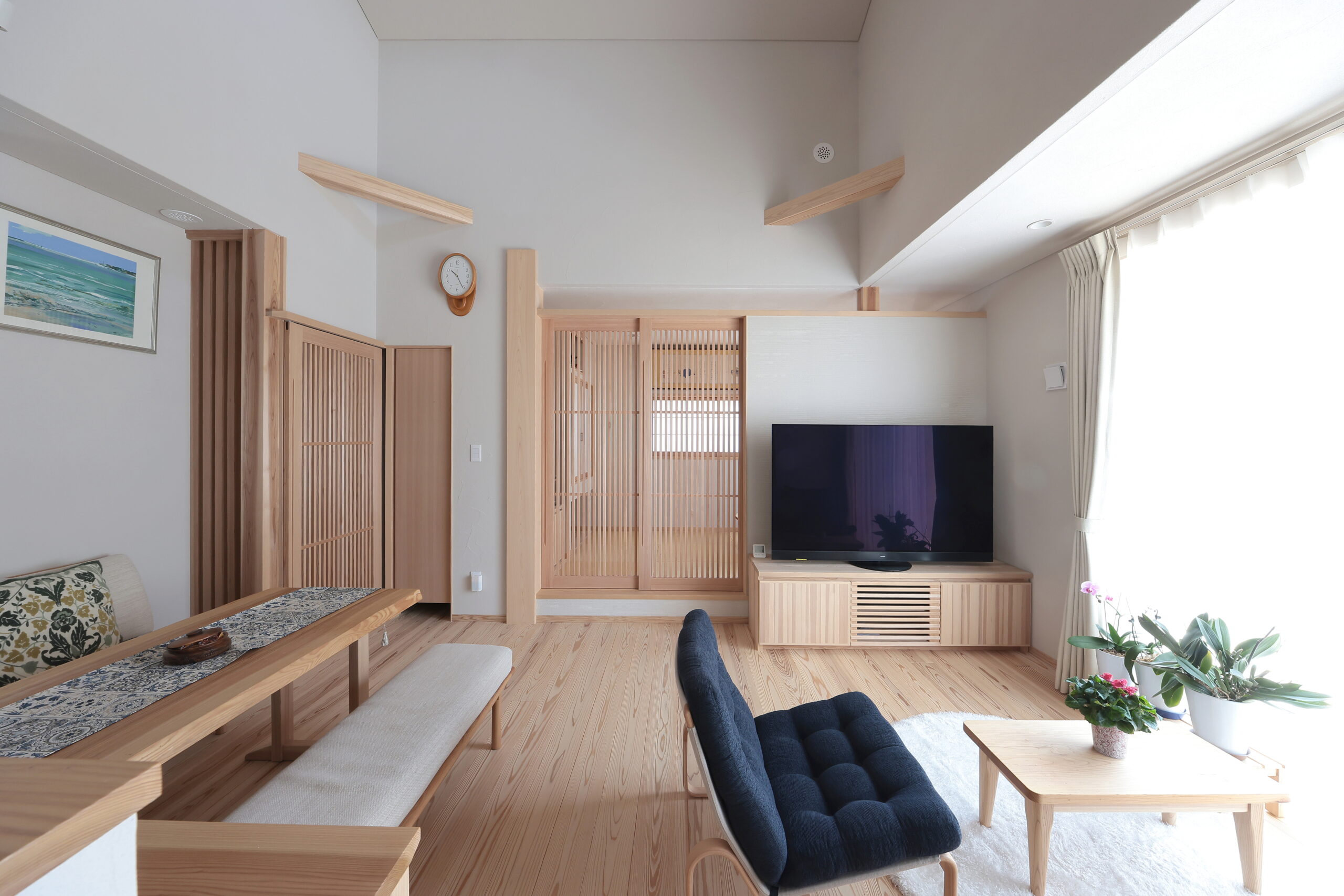 吹抜けが上下を繋ぐ大屋根の家【K様/H様邸】