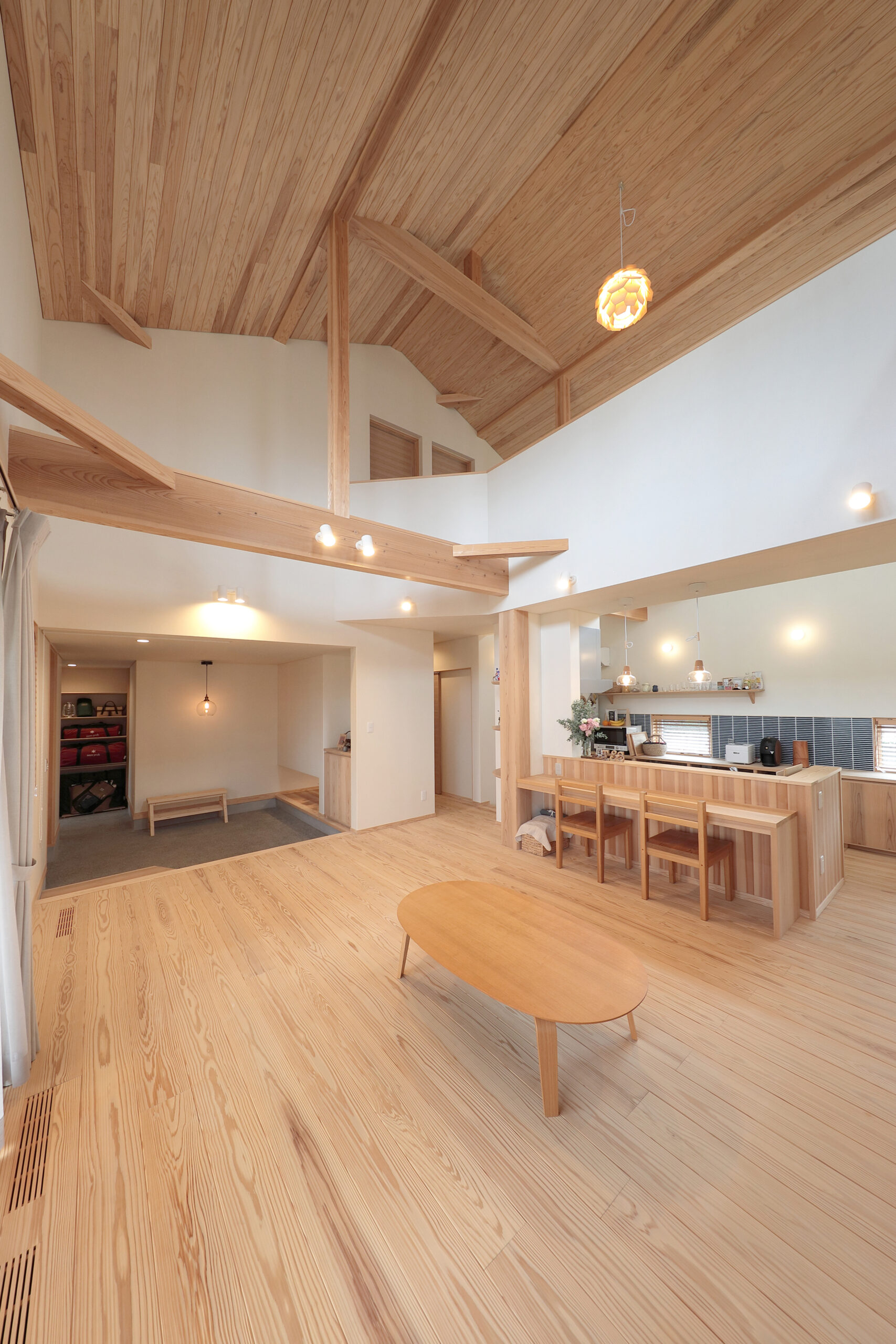 木の素材感を引き立てる「引き算の美学」