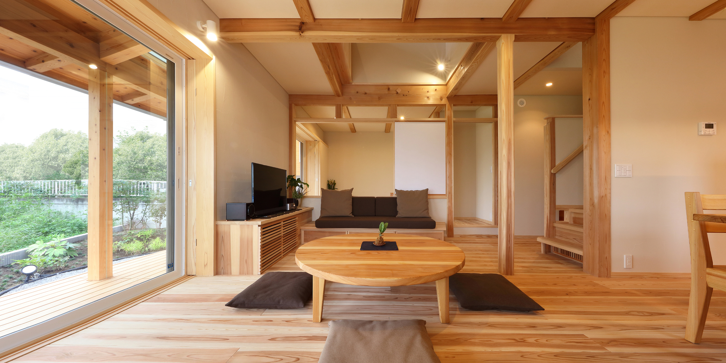 五感で感じる安らぎ「無垢材をふんだんに使った内装計画」