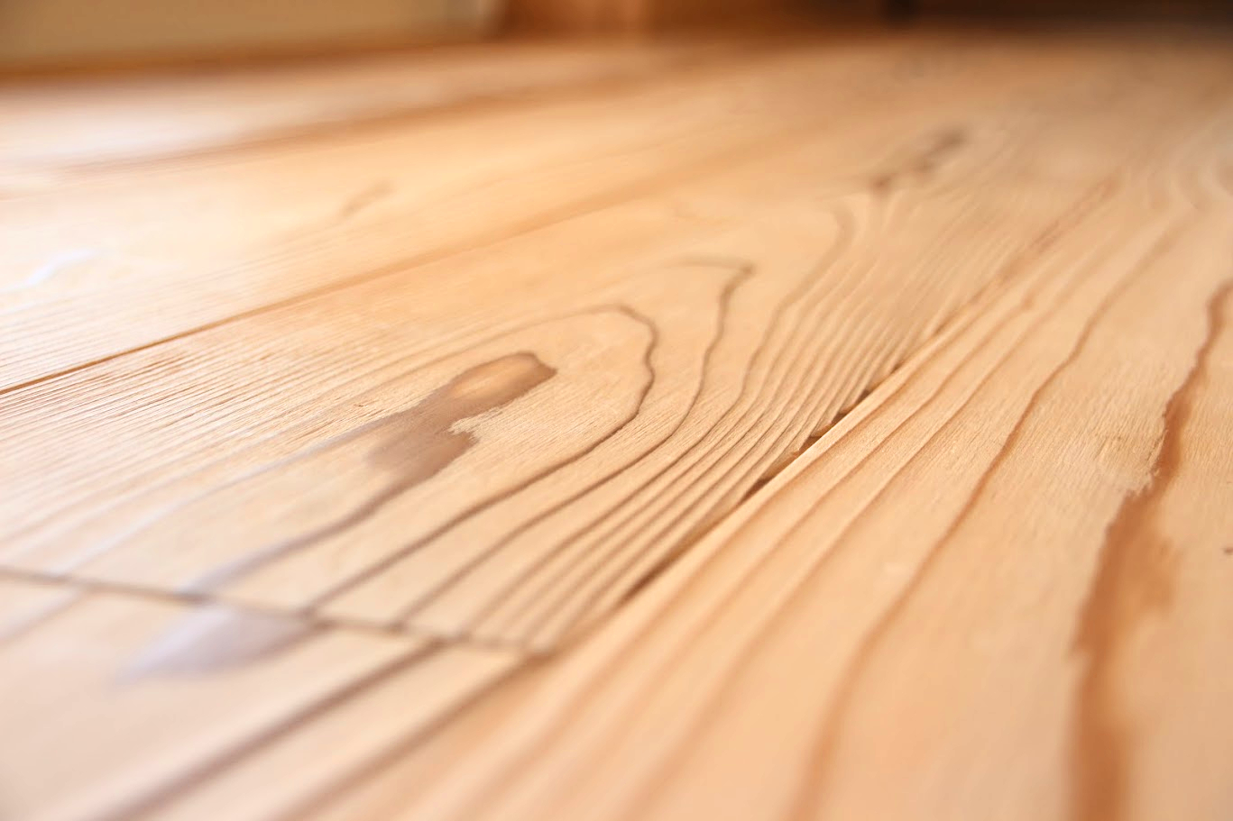 素足が喜ぶ無垢材の床：硬さ、香り、経年変化...樹種別の選び方と「浮造り」の職人技