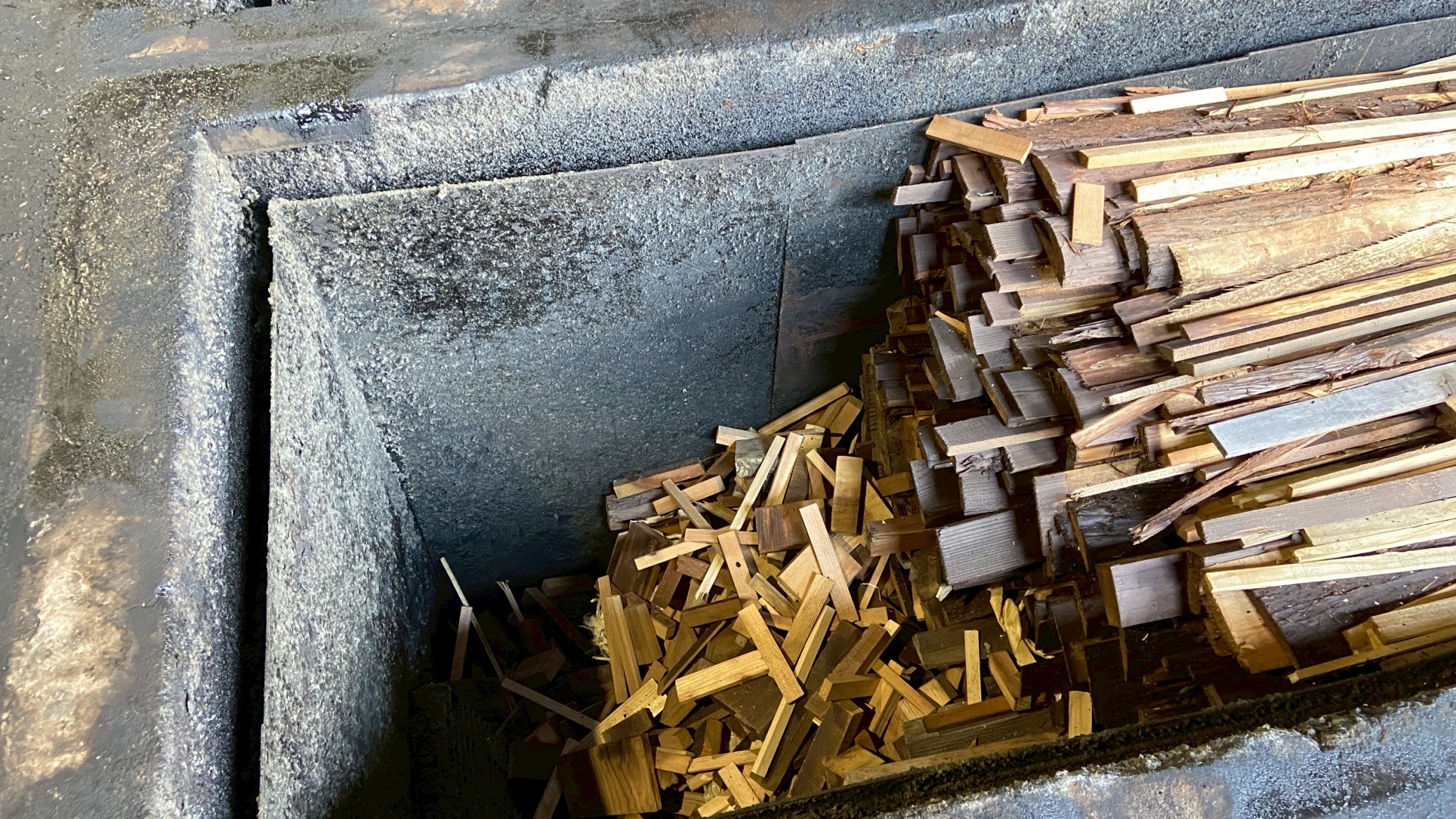 伝統と最新技術が融合した「燻煙乾燥」の仕組み