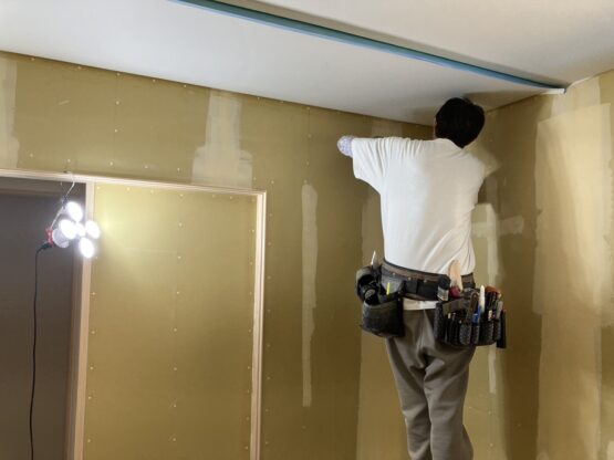 クロス貼り！！　斉藤林業スタッフブログ　（大塚）