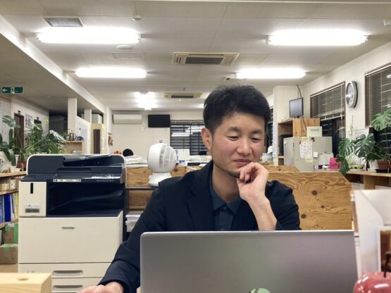 新しくなった僕のデスクの風景をお楽しみください...（田島）斉藤林業スタッフブログ