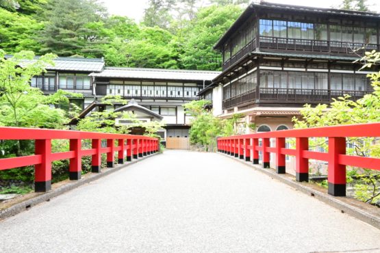 四万温泉　積善館　赤い橋